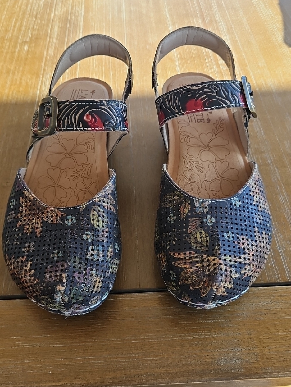 Nwot L'Artiste Spring Step  Floral Koraline Wedge Sandals  with Buckle